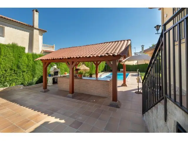 Chalet en Otura con Piscina y Jardin