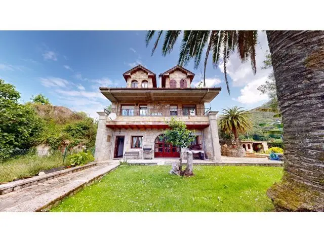 Casa en Liendo con 3 Viviendas Independientes y Finca de 2234m2