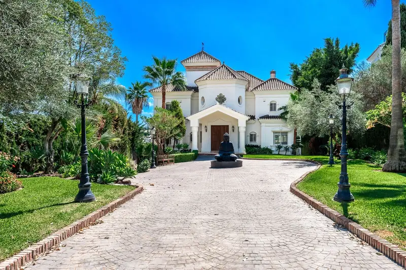 Chalet en Venta Nueva Andalucía Primera Línea de Golf 7 Dormitorios
