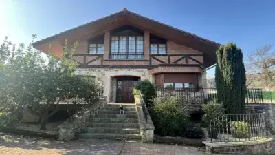 Chalet de Lujo en Basauri con Piscina y Bodega