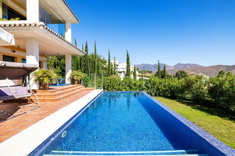 Casa-Villa de 5 Dormitorios en venta Marbella, España