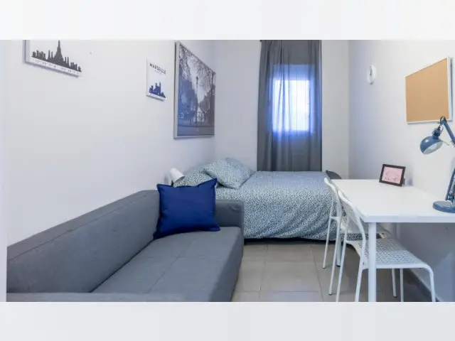 Habitación moderna en apartamento de 5 dormitorios en L'Eixample, Valencia