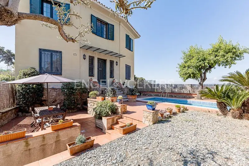 Chalet con Piscina Privada y Vistas en Barcelona