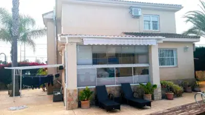 Chalet Independiente en La Pobla de Vallbona con Piscina
