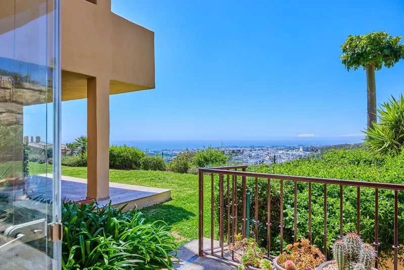 Apartamento Planta Baja en Benahavis con Vistas al Mar