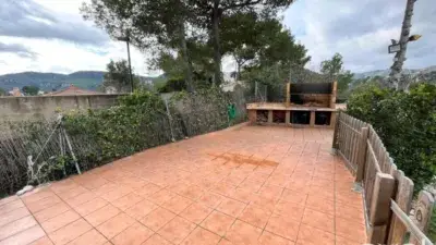 Casa en Venta en Vallirana con Piscina y Garaje Doble