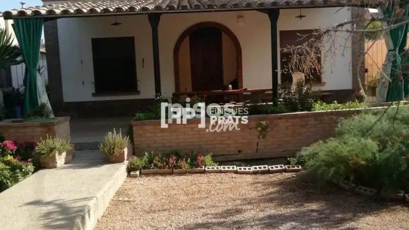 Chalet en Venta en Almacelles 960m2 Jardin 4 Habitaciones