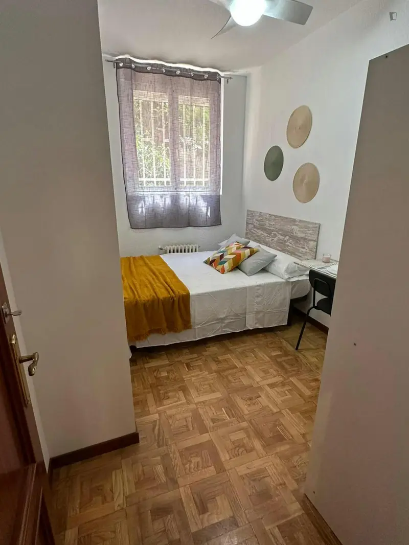 Habitacion Doble en Piso de 5 Habitaciones para Jovenes