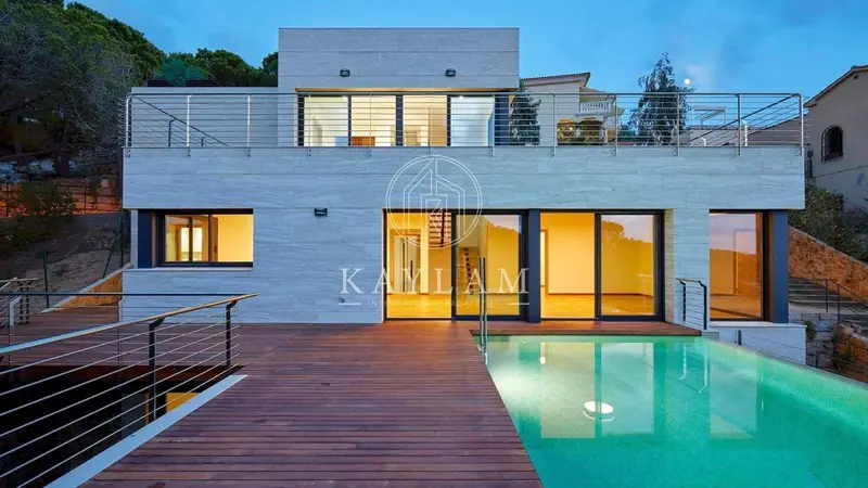 Chalet de Lujo en Cala Canyelles con Vistas al Mar