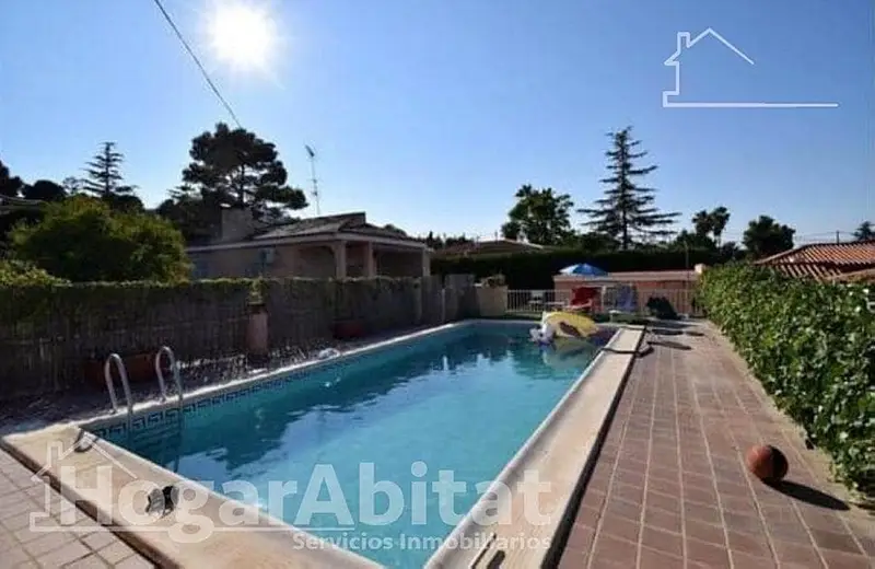 Chalet en venta en Chiva Valencia con piscina y garaje