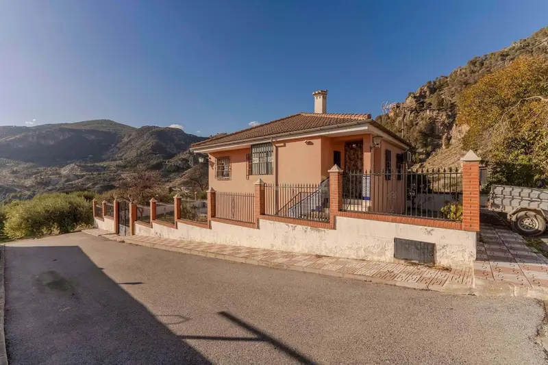 Chalet en venta en Moclín Granada con piscina y vistas a la montaña