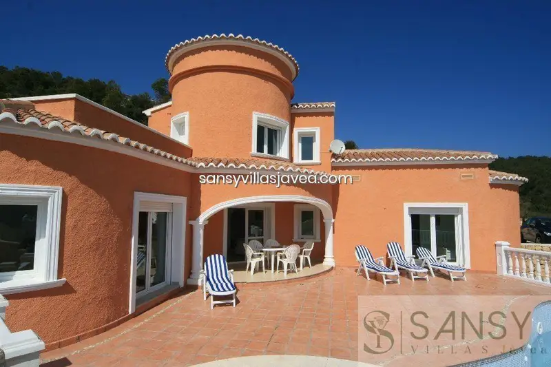 Chalet en Jávea con Vistas Panorámicas y Piscina Privada