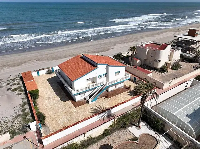Villa de Lujo en La Manga: 6 Dormitorios, Primera Linea de Playa