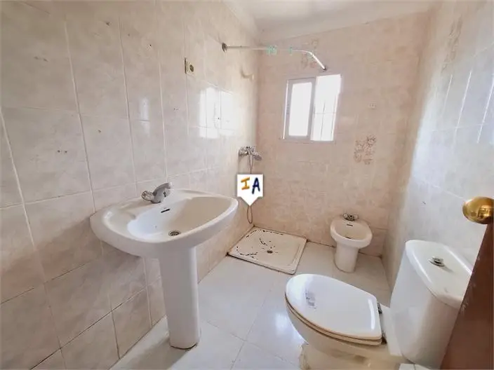 Casa Adosada en Alcaucín Málaga 2 Dormitorios Gran Potencial