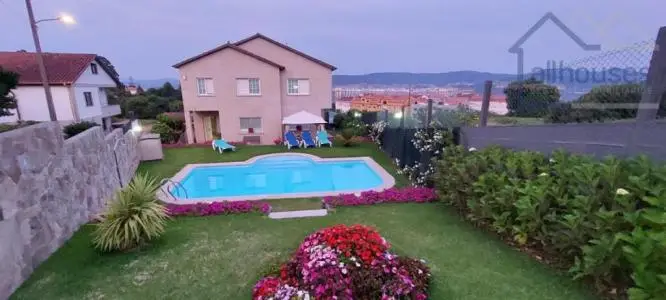 Chalet con Biopiscina y Vistas al Mar en Samieira