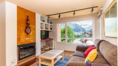 Apartamento en Cerler con Chimenea y Vistas al Valle de Estós