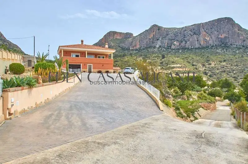 Chalet en Venta Busot con Vistas al Mar y Montaña