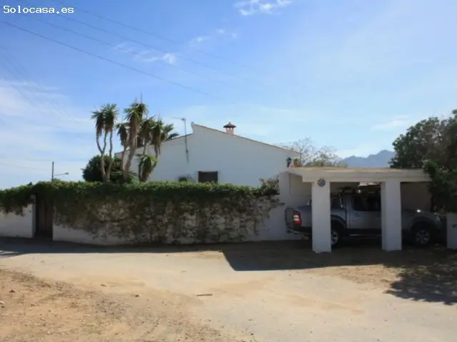 Villa con 2 Apartamentos y Piscina en Los Gallardos
