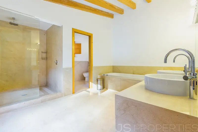 Chalet en venta en Pollensa Mallorca con piscina y vistas a la montaña