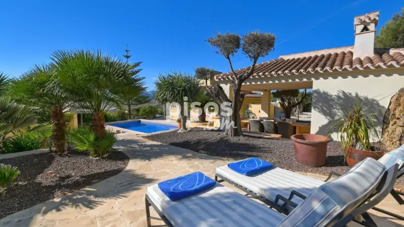 Villa en Jávea con Piscina Privada para Familias