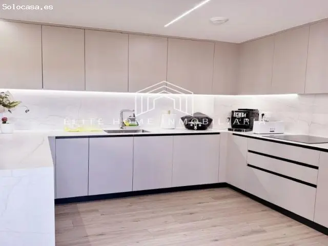 Vivienda de Lujo en Urbanizaci
ón con Piscina y Zonas Comunes