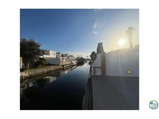 Chalet en Empuriabrava con Amarre y Piscina