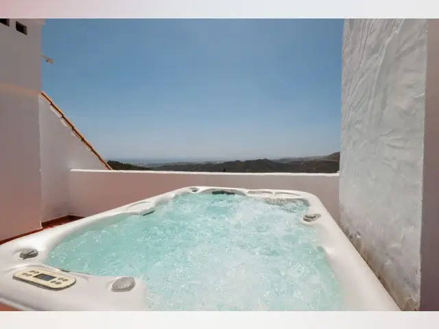 Ático de Lujo en Marbella con Jacuzzi Privado y Vistas Panorámicas