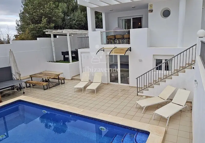Chalet en alquiler en Ibiza con piscina privada y habitacion insonorizada
