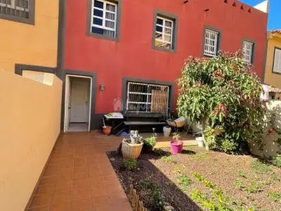 Casa adosada de 6 dormitorios en Costa del Silencio