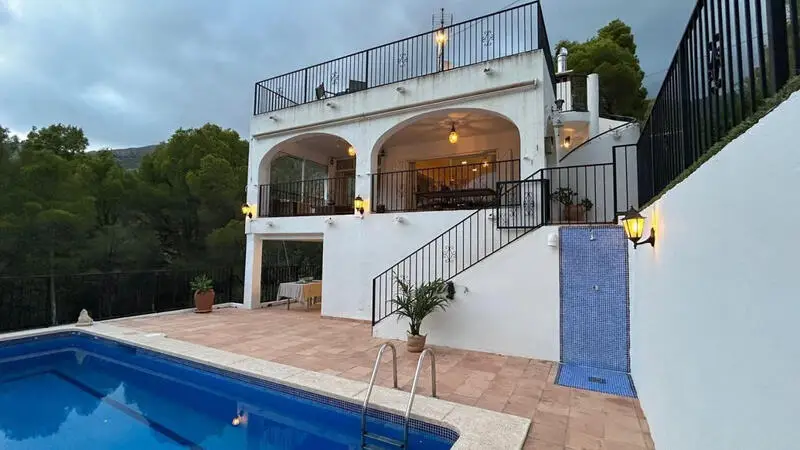 Villa en Altea la Vella: Inversión y Retiro Familiar