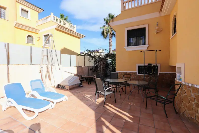 Chalet con Piscina Privada en Villamartin Orihuela Costa