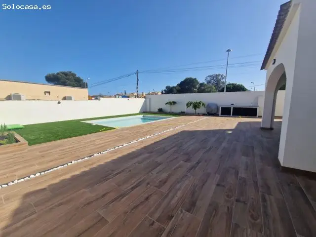 Chalet Pareado Moderno con Piscina Privada en Los Balcones Torrevieja