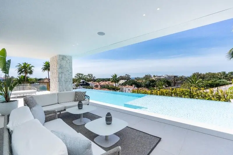 Villa Moderna Ecologica en Marbesa con Vistas al Mar