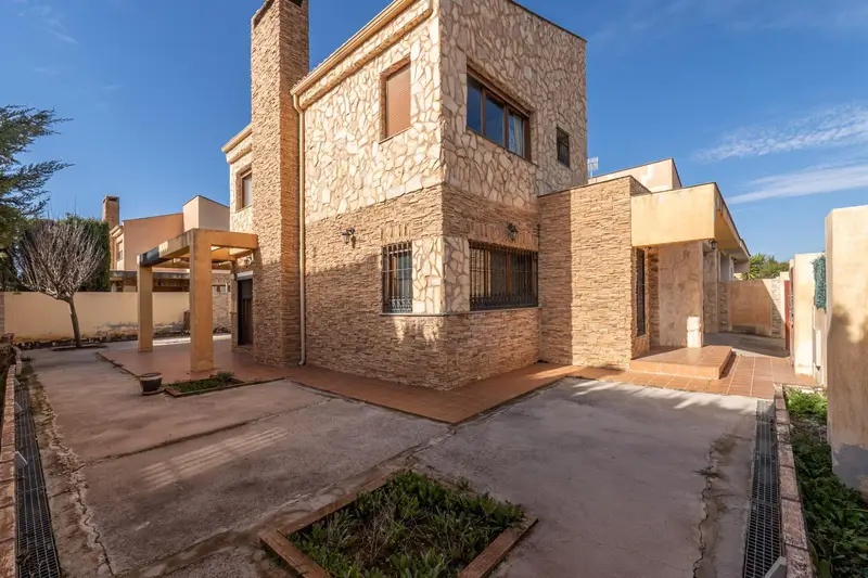Chalet con chimenea en Marchena Durcal
