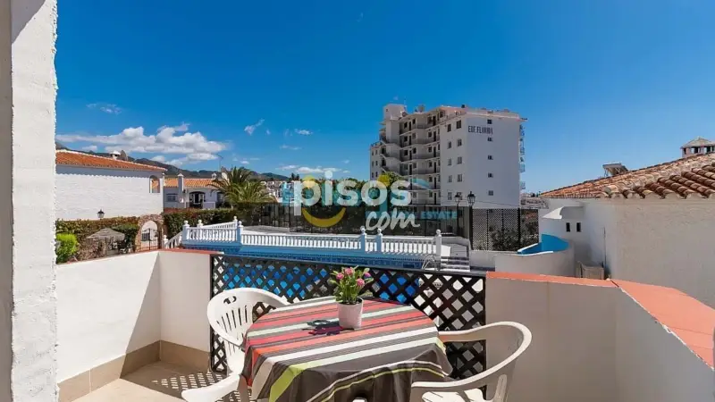Apartamento en Verano Azul Nerja con Vistas al Mar y Piscina