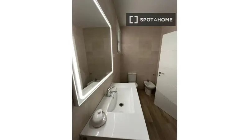 Habitación en piso compartido en madrid.