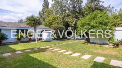 Villa en Venta en Mairena del Aljarafe con Piscina y Apartamento