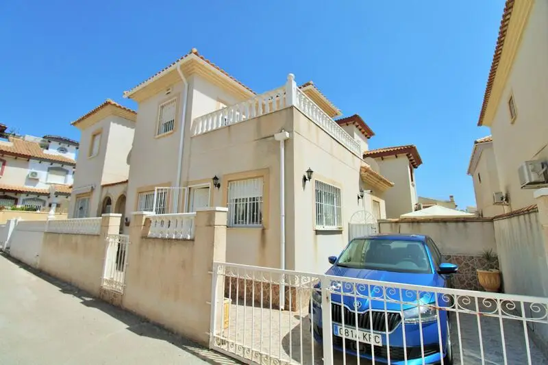 Villa en Playa Flamenca con 3 dormitorios y piscina
