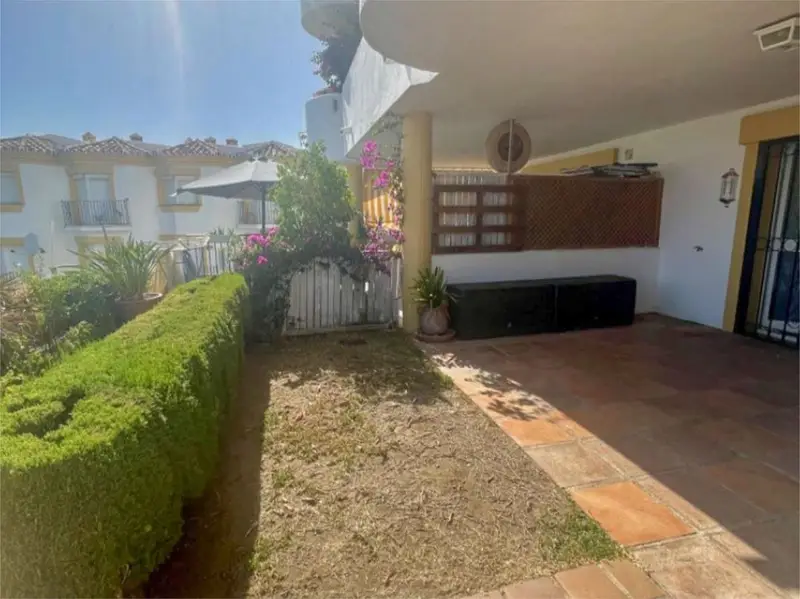 Apartamento en Calahonda con Vistas al Mar Piscina y Parking