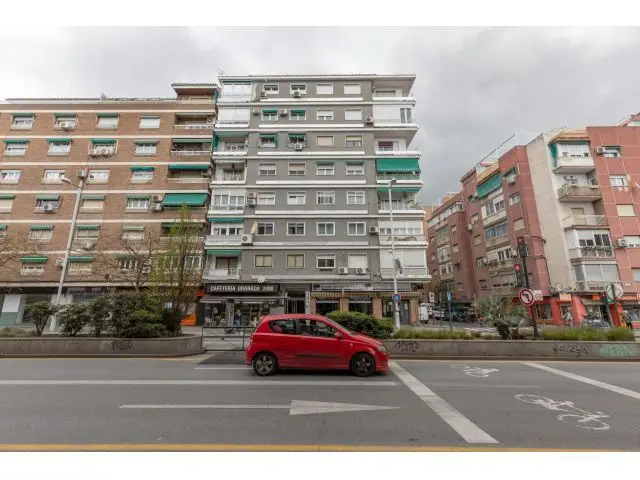 Piso en venta en Granada zona Alhamar 91m2 reforma o inversion