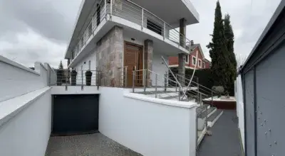 Casa en venta en Avenida de León, cerca de Calle Girasoles