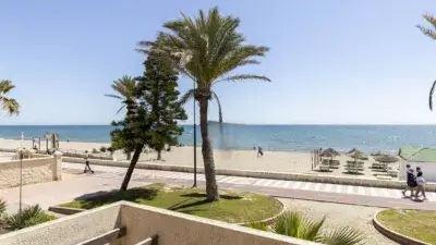 Apartamento en venta en Roquetas de Mar primera linea de playa