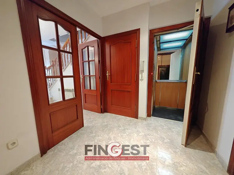 Chalet en Blanes con Ascensor y Garaje Grande Ideal para Familias