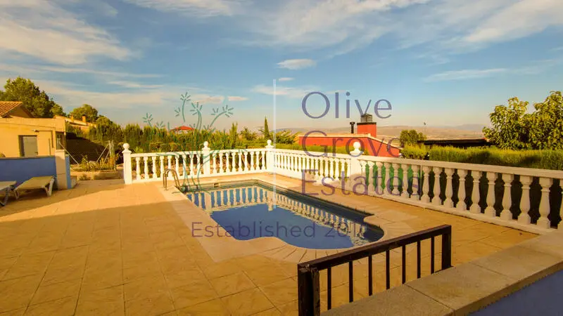 Villa en Caudete con Vistas Panorámicas y Piscina
