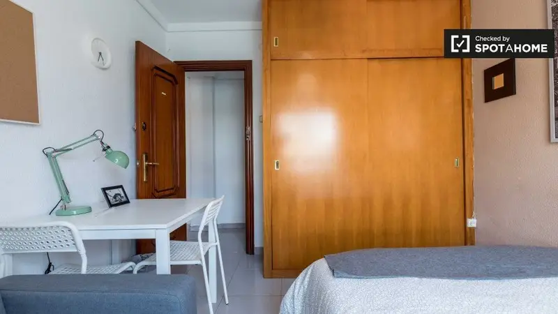 Apartamento 4 dormitorios 1 ba	no Valencia