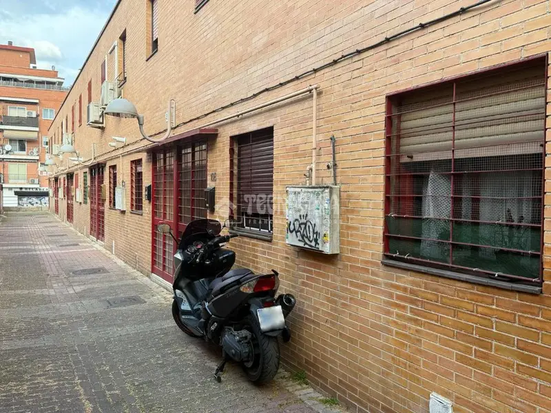 Casa Adosada en Vallecas con 3 Dormitorios y Patio