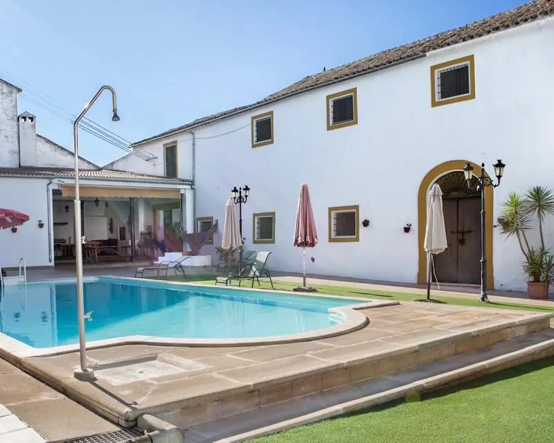 Finca Rustica con 9 Dormitorios y Piscina cerca de Aguilar de la Frontera
