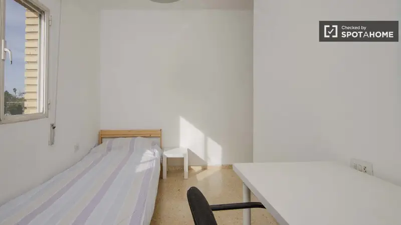 Se alquila habitación en piso de 3 habitaciones en Benicalap, Valencia.