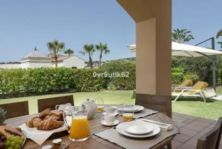 Villa de Lujo en Sotogrande con 4 Dormitorios y Piscina