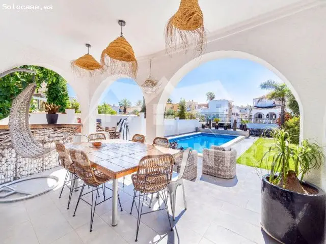 Villa de Lujo en Empuriabrava con Amarre Privado y Piscina